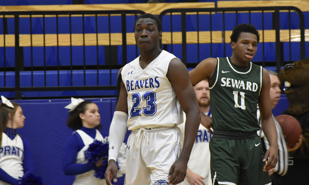 Men's basketball rolls to win over Saints