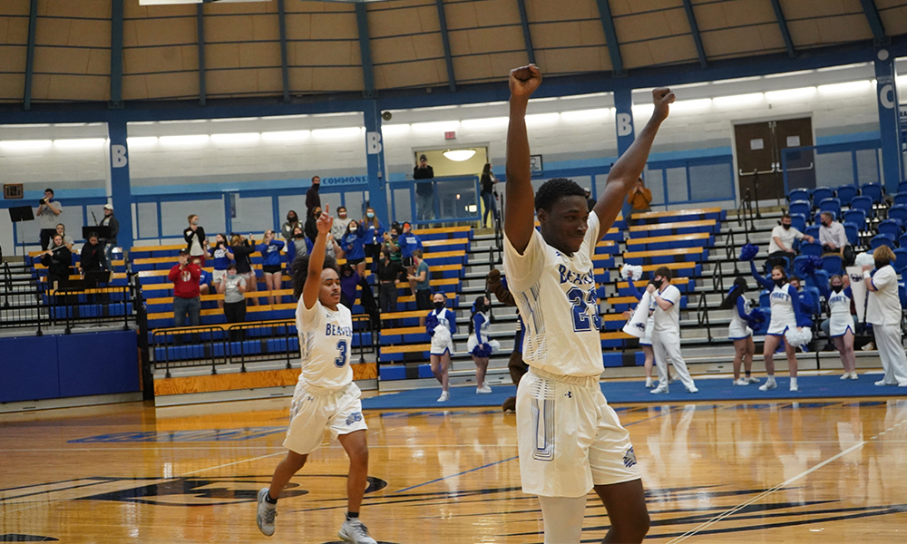 MBB sees late surge beat Garden City